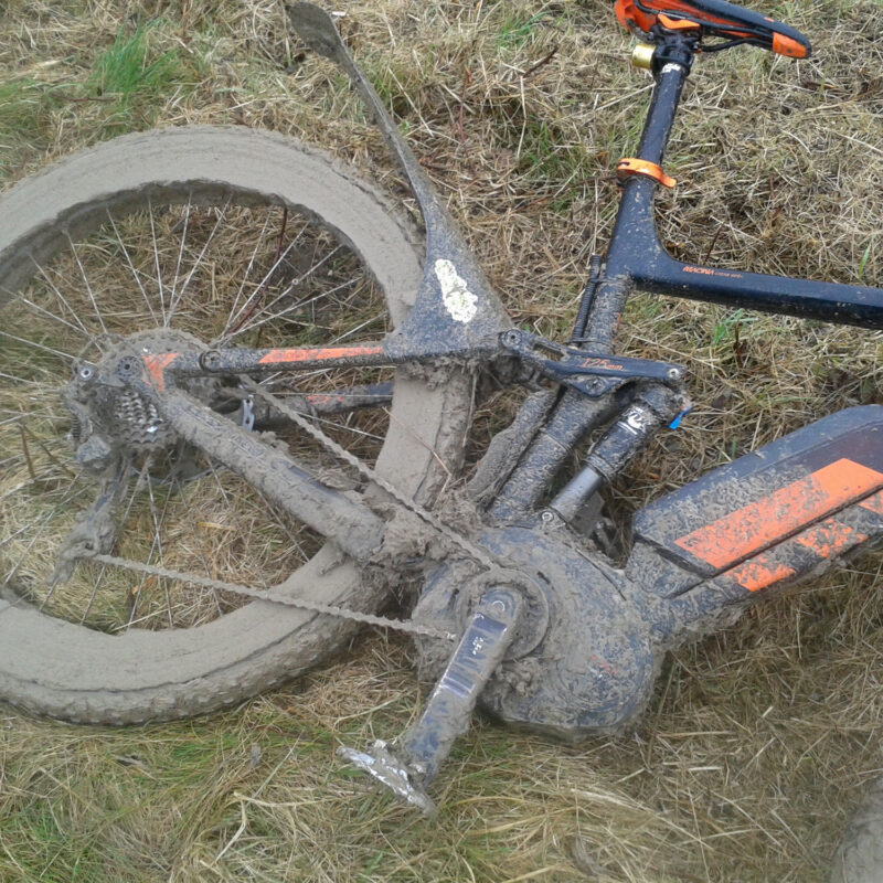 bici elettriche sotto la pioggia