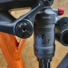 Ammortizzatore SR Suntour TRIAIR con serbatoio laterale sulla Fausto Coppi Symbol usata
