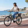 Persona in città su una bici elettrica con telaio basso