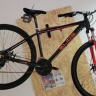 Foto reale della mountain bike Elios 29 pollici nero e rosso in negozio