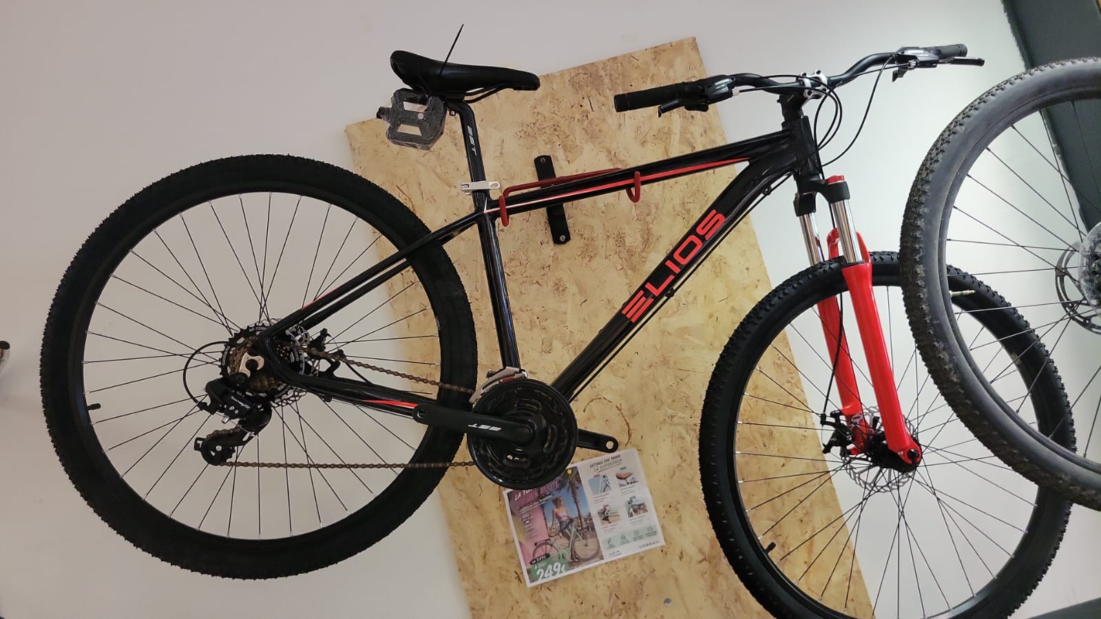 Foto reale della mountain bike Elios 29 pollici nero e rosso in negozio
